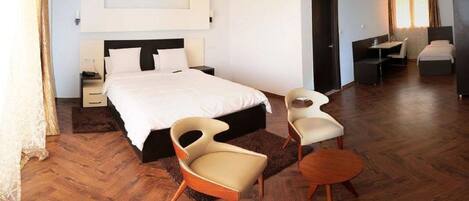 Minibar, individually decorated, individually furnished, desk