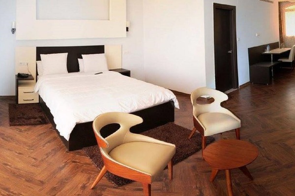 Een minibar, individueel gedecoreerd, individueel gemeubileerd
