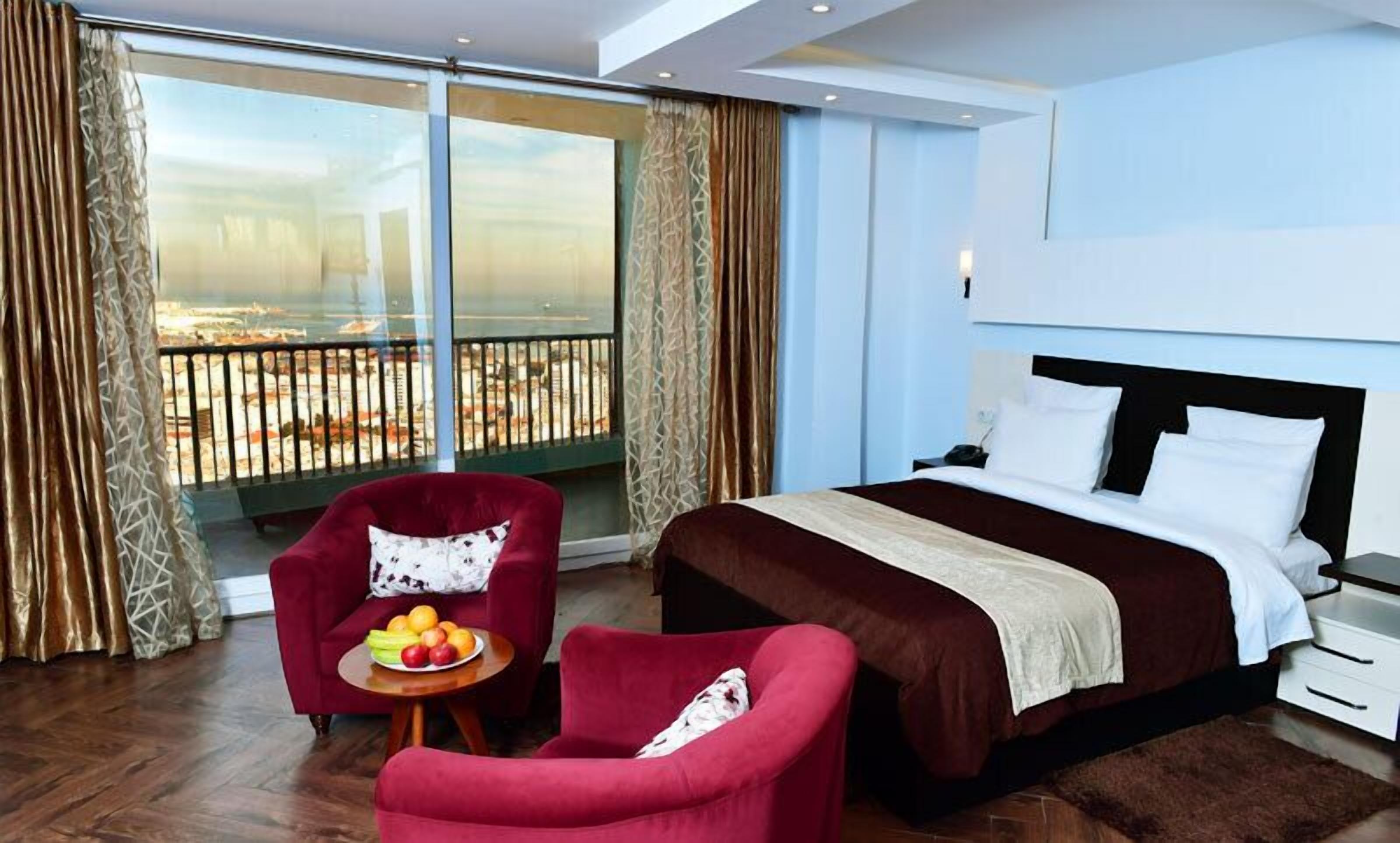 Minibar, individually decorated, individually furnished, desk