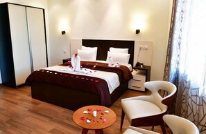 Minibar, individually decorated, individually furnished, desk - Hotel Ikram El Dhayf (Algiers)