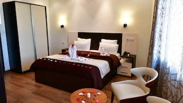 Executive Suite | Minibar, individually decorated, individually furnished, desk