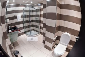 Komfortbadewanne, kostenlose Toilettenartikel, Haartrockner, Handtücher