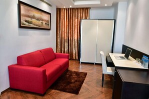Minibar, individually decorated, individually furnished, desk - Hotel Ikram El Dhayf (Algiers)