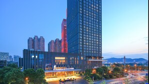 Un hotel moderno de gran altura, con un llamativo letrero de 'WandaVista' en la parte superior.