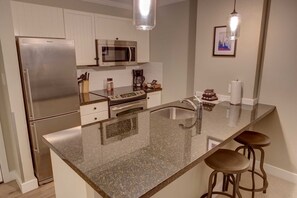 Kjøleskap, mikrobølgeovn, ovn og kokeplater