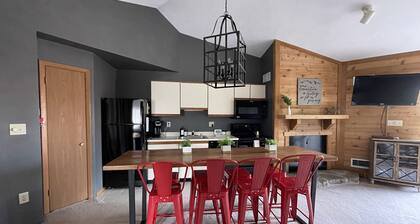 Ultra-hip / family friendly- SKI IN / SKI OUT- Reserve ahora para tarifas reducidas de invierno