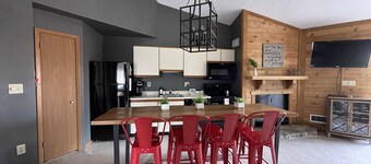 Ultra-hip, Family-Friendly, Modern Space- SKI IN SKI OUT!