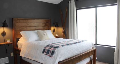 Ultra-hip, Family-Friendly, Modern Space- SKI IN SKI OUT!