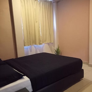 Habitación Deluxe, baño privado | Tabla de planchar con plancha y wifi gratis