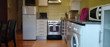 Frigorifero, microonde, forno, piano cottura