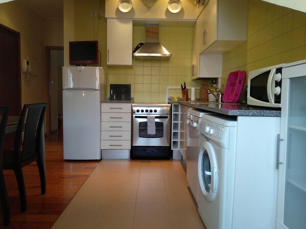 KĂŒhlschrank, Mikrowelle, Ofen, Herdplatte