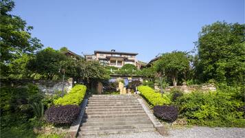 المنطقة المحيطة بالمنشأة