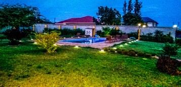 Una piscina al aire libre