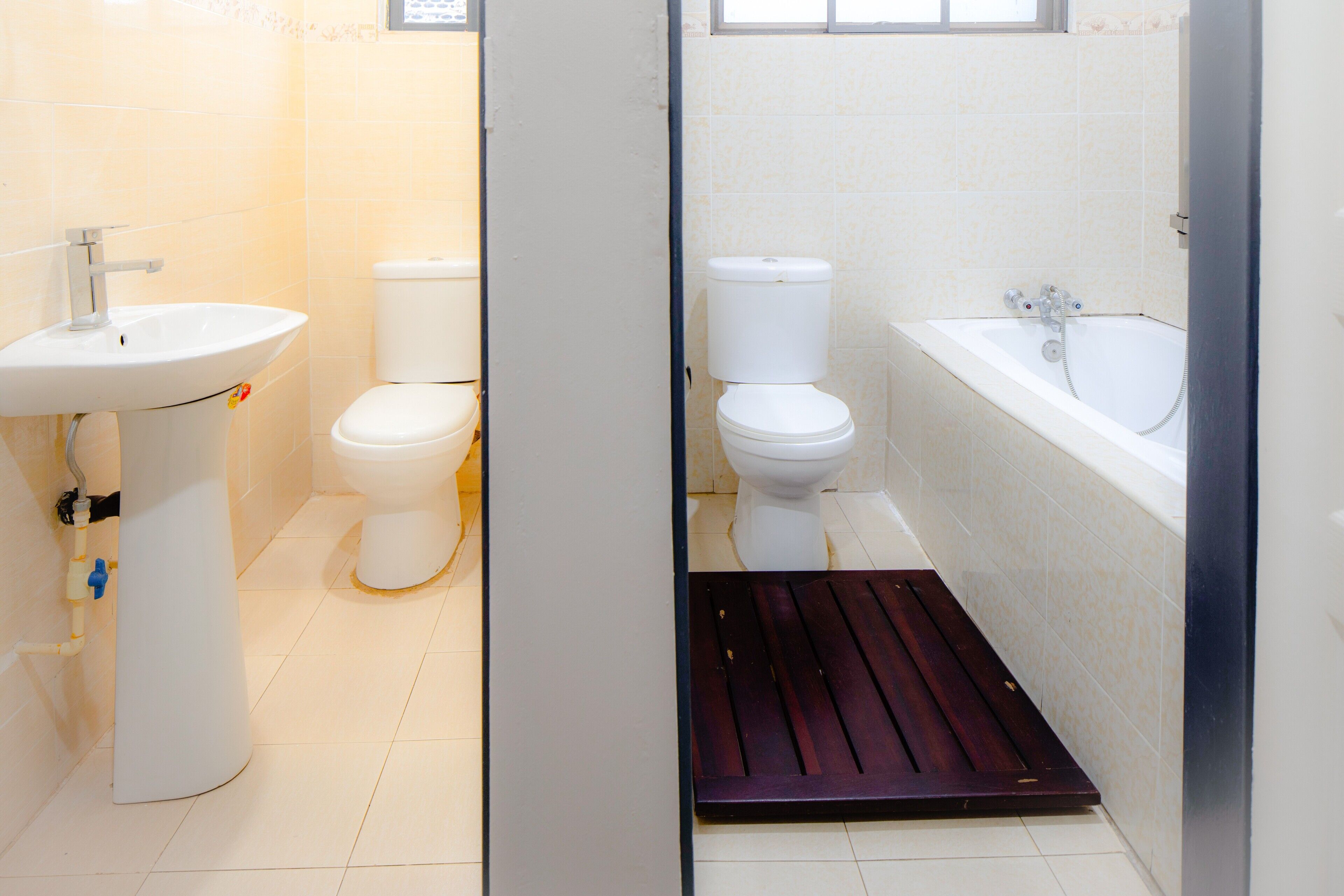 Combined shower/tub, free toiletries, hair dryer, towels