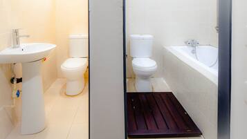 Combined shower/tub, free toiletries, hair dryer, towels