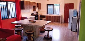 Refrigerador, microondas, horno, placa de cocina