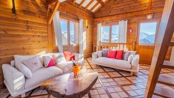 Smart TV, fireplace, stereo