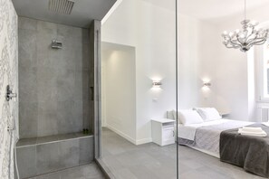 3 bedrooms, in-room safe, iron/ironing board, free WiFi