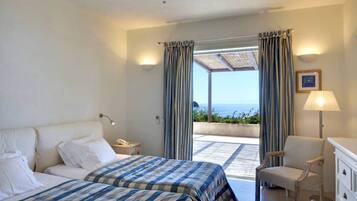 6 bedrooms, iron/ironing board, WiFi, bed sheets