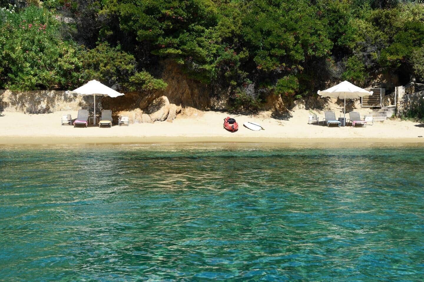 Chaises longues, serviettes de plage