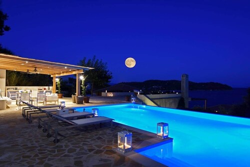 GoldieLocks 6-Bedroom Beachfront Villa Skiathos