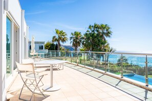 Outdoor dining - Luxury Villa with infinity pool and breathtaking sea view (New Prices) (Urbanização Ponta da Gaivota, Lagos)