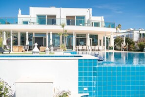 Outdoor pool - Luxury Villa with infinity pool and breathtaking sea view (New Prices) (Urbanização Ponta da Gaivota, Lagos)