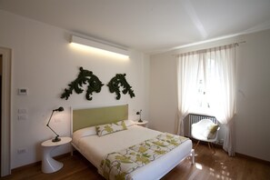 5 quartos, cofres nos quartos, escrivaninha