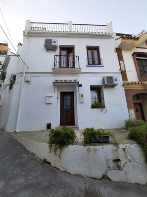 تفاصيل الفندق من الخارج