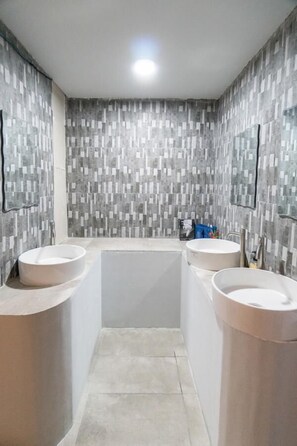 Bathroom sink - Seaview Capsule Hotel (Kota Kinabalu)