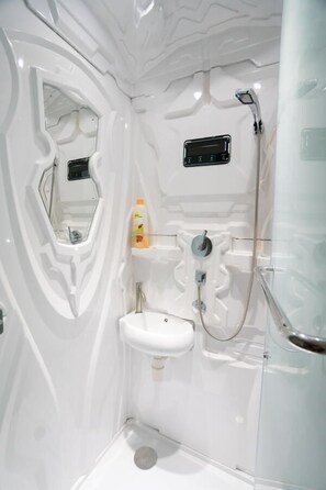 Suihku, ilmaiset hygieniatuotteet, tohvelit, pyyhkeet