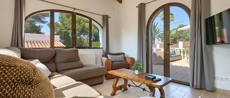 Télévision, cheminée, lecteur de DVD