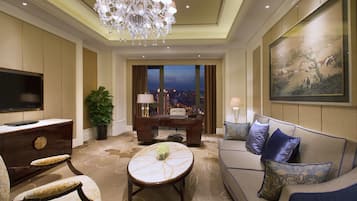 Deluxe-Suite | Wohnzimmer | LCD-Fernseher