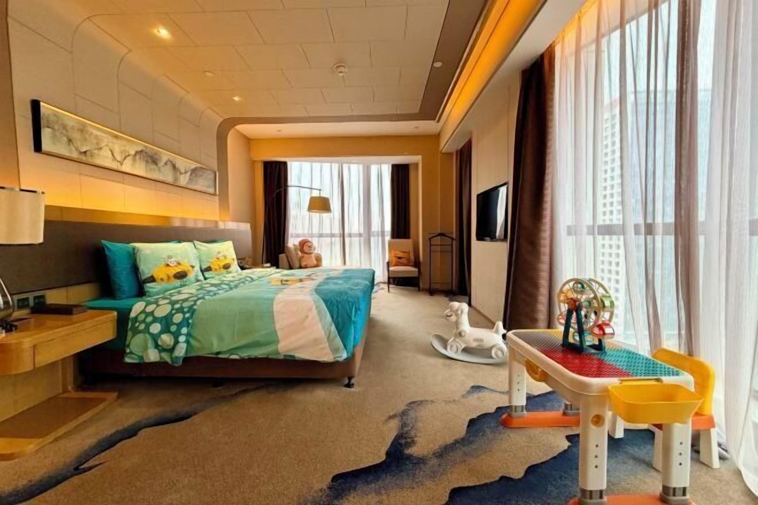 Minibar, caja de seguridad en la habitación y escritorio 