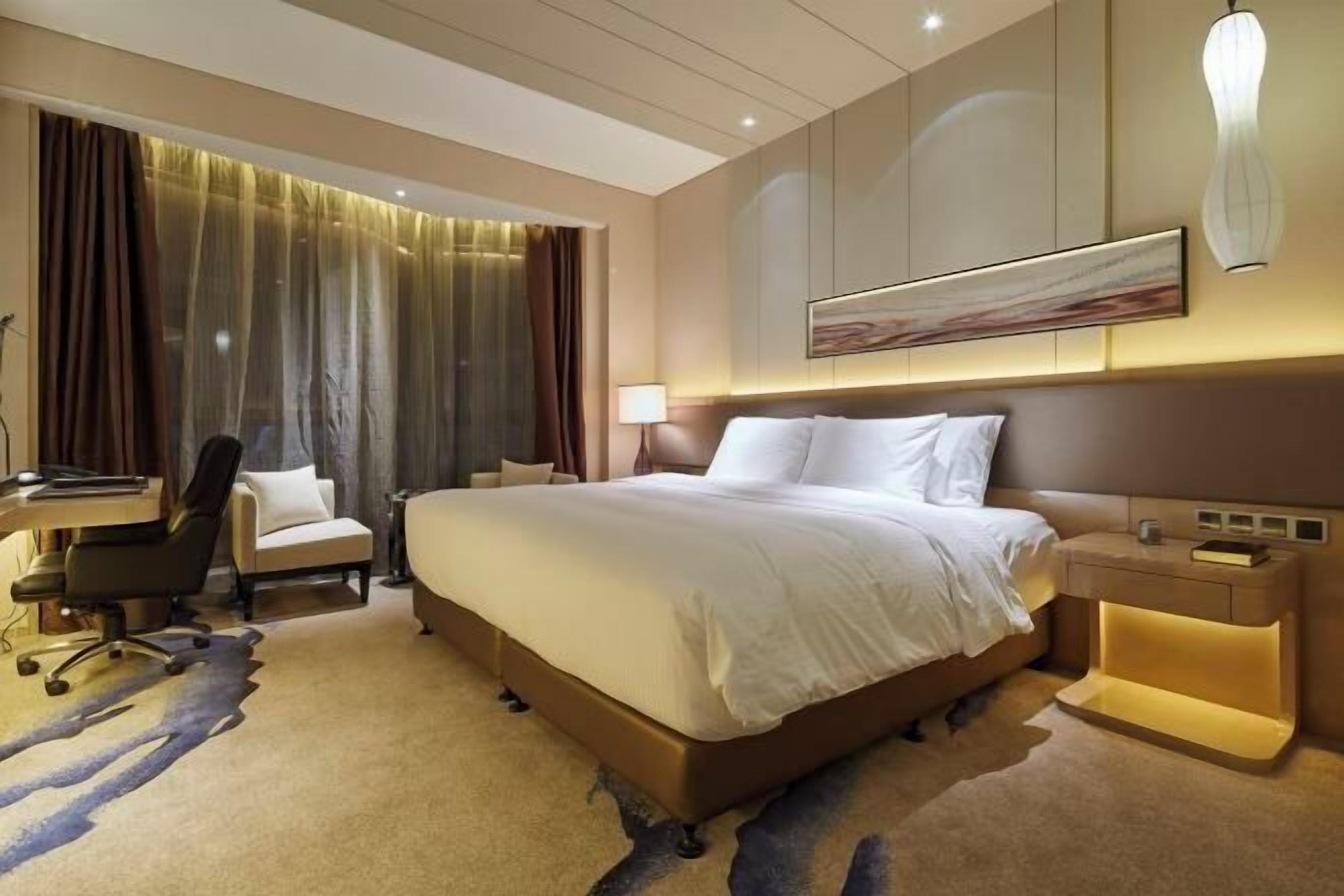 Minibar, in-room safe, desk, laptop workspace