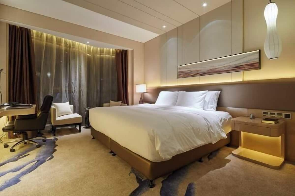 Minibar, in-room safe, desk, laptop workspace