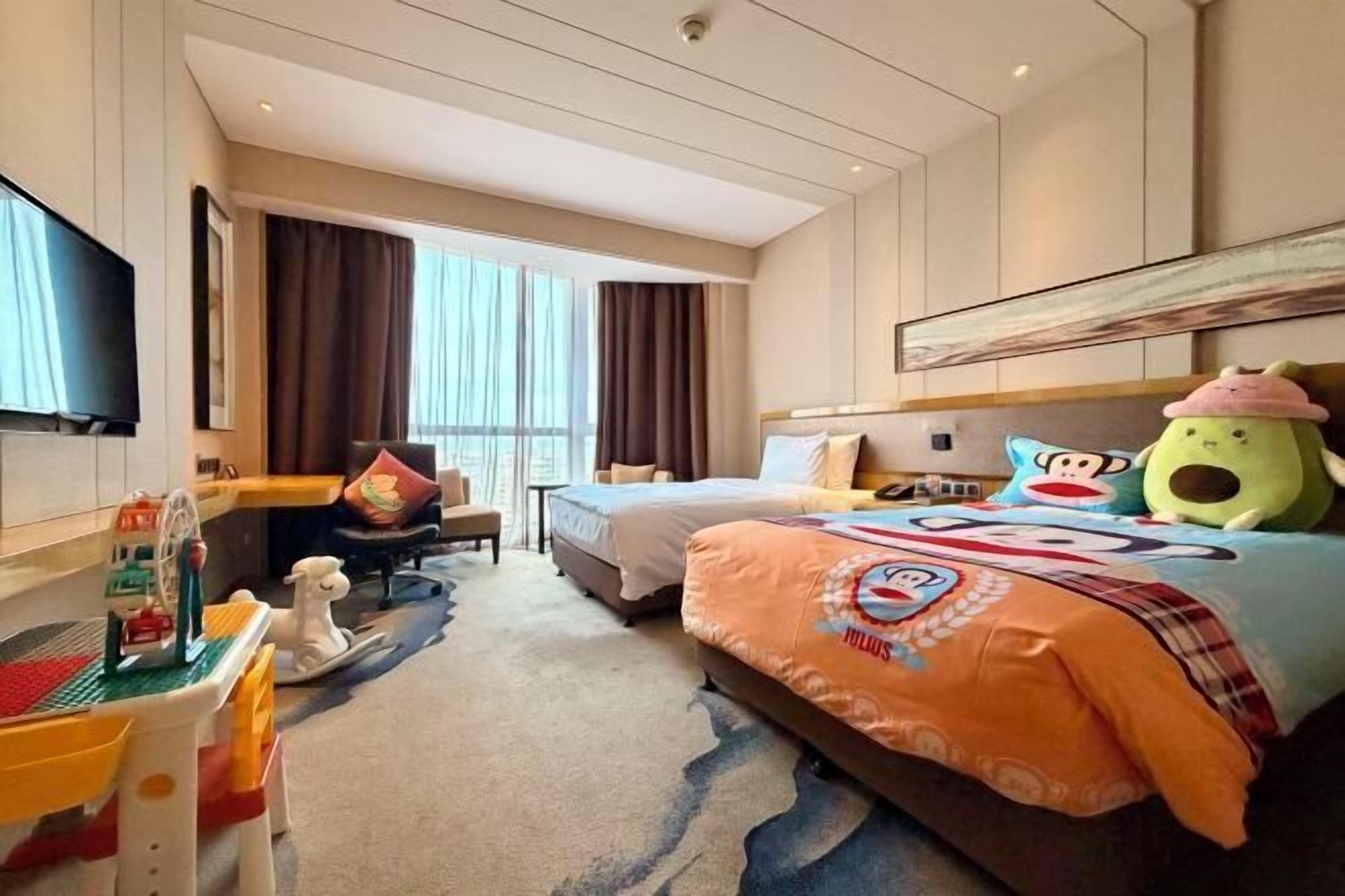 Minibar, caja de seguridad en la habitación y escritorio 