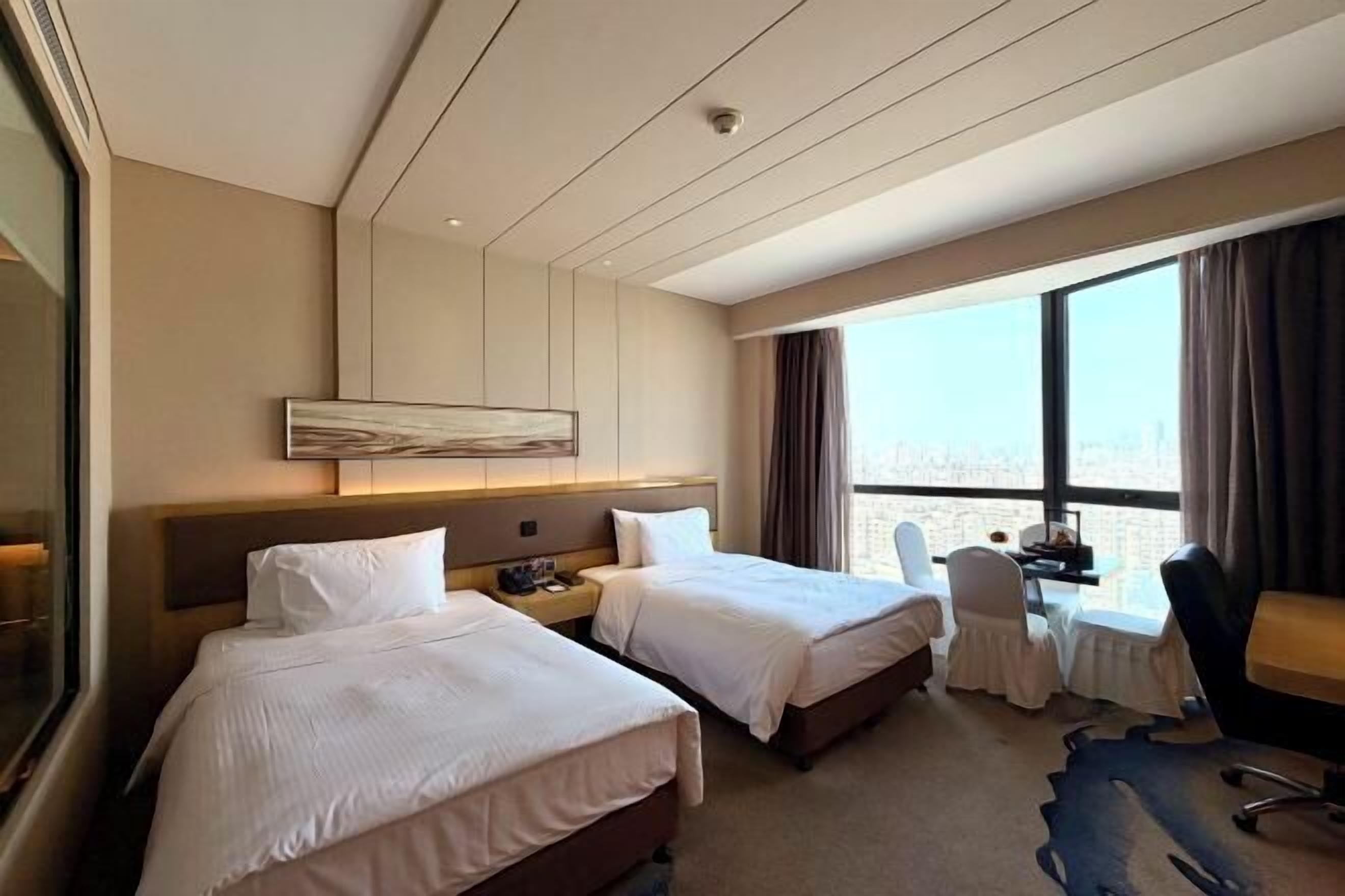 Minibar, Zimmersafe, Schreibtisch, laptopgeeigneter Arbeitsplatz