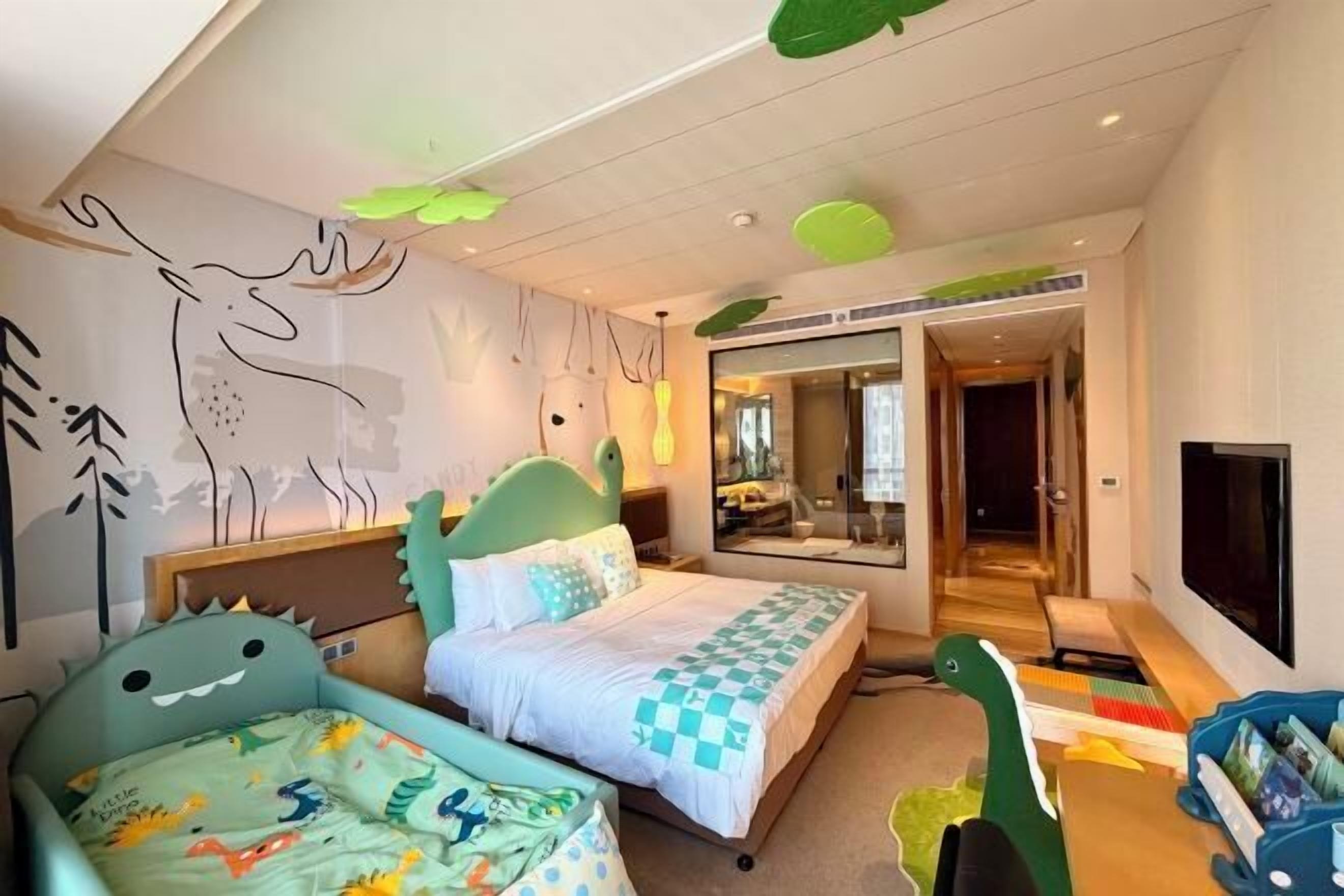 Minibar, caja de seguridad en la habitación y escritorio 