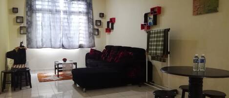 Apartamento, 3 habitaciones | Sala de estar | Una televisión