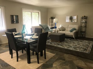 Premium-Apartment, 1 Schlafzimmer, Küche (Unit E8) | Essbereich im Zimmer
