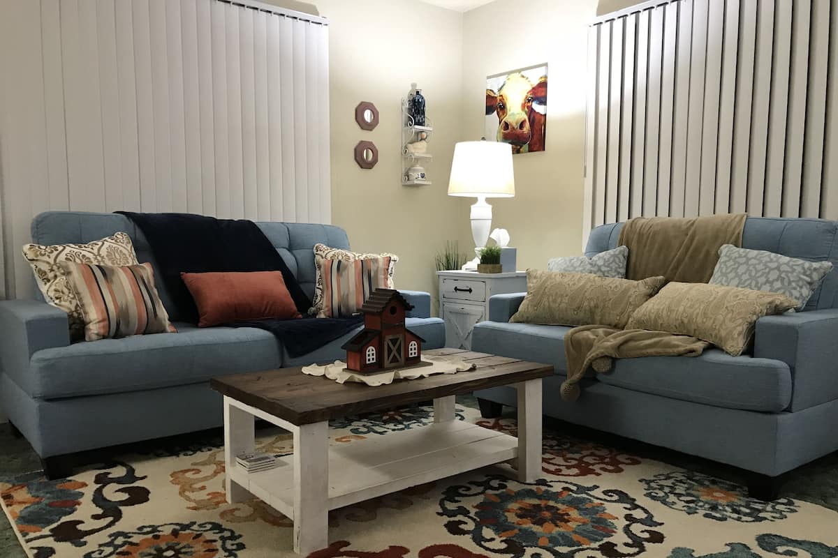Condo Premium, 1 habitación, cocina (Unit W7) | Sala de estar | Televisión de pantalla plana y películas con cargo