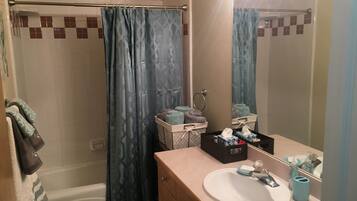 Kondominium Premium, 1 kamar tidur, dapur (Unit E8) | Kamar mandi | Kombinasi shower/bathtub, perlengkapan mandi gratis, dan handuk