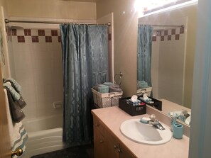 Premium Condo, 1 Bedroom, Kitchen (Unit E8) | Bathroom