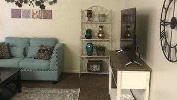 Condo Premium, 1 habitación, cocina (Unit W5) | Área de sala de estar | Televisión de pantalla plana y películas con cargo