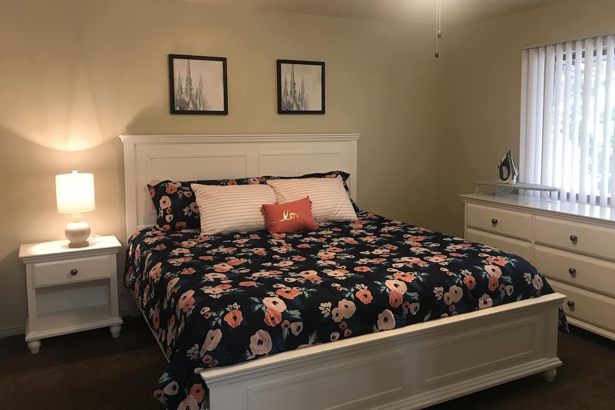 Condo premium, 1 quarto, cozinha (Unit E8) | 1 quarto, roupas de cama premium, escrivaninha