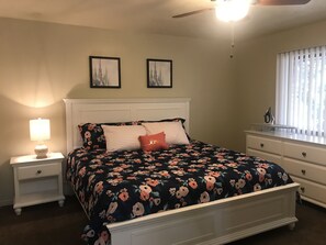 1 bedroom, premium bedding, desk, iron/ironing board - Parkway Suites (West Valley City)