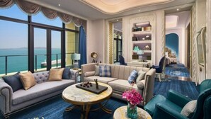 Chăn bông, minibar, két bảo mật tại phòng, bàn 