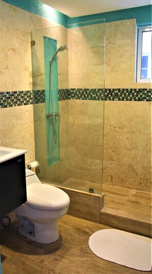 Suihku, hiustenkuivaaja, pyyhkeet