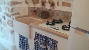 Frigorifero, microonde, forno, piano cottura